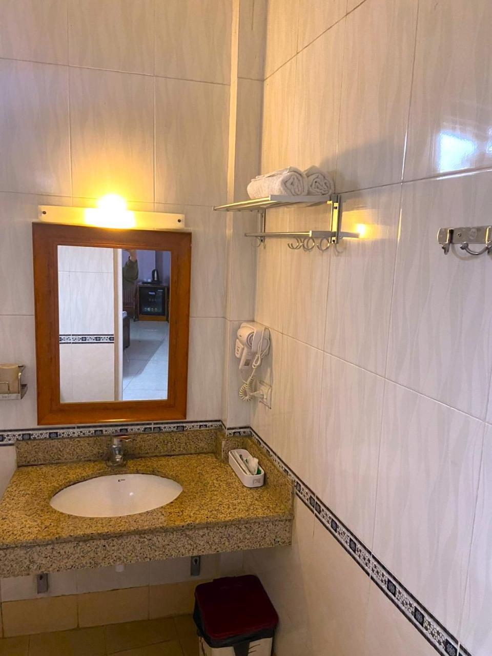 Hong Ha Airport Hotel Thach Loi Bagian luar foto